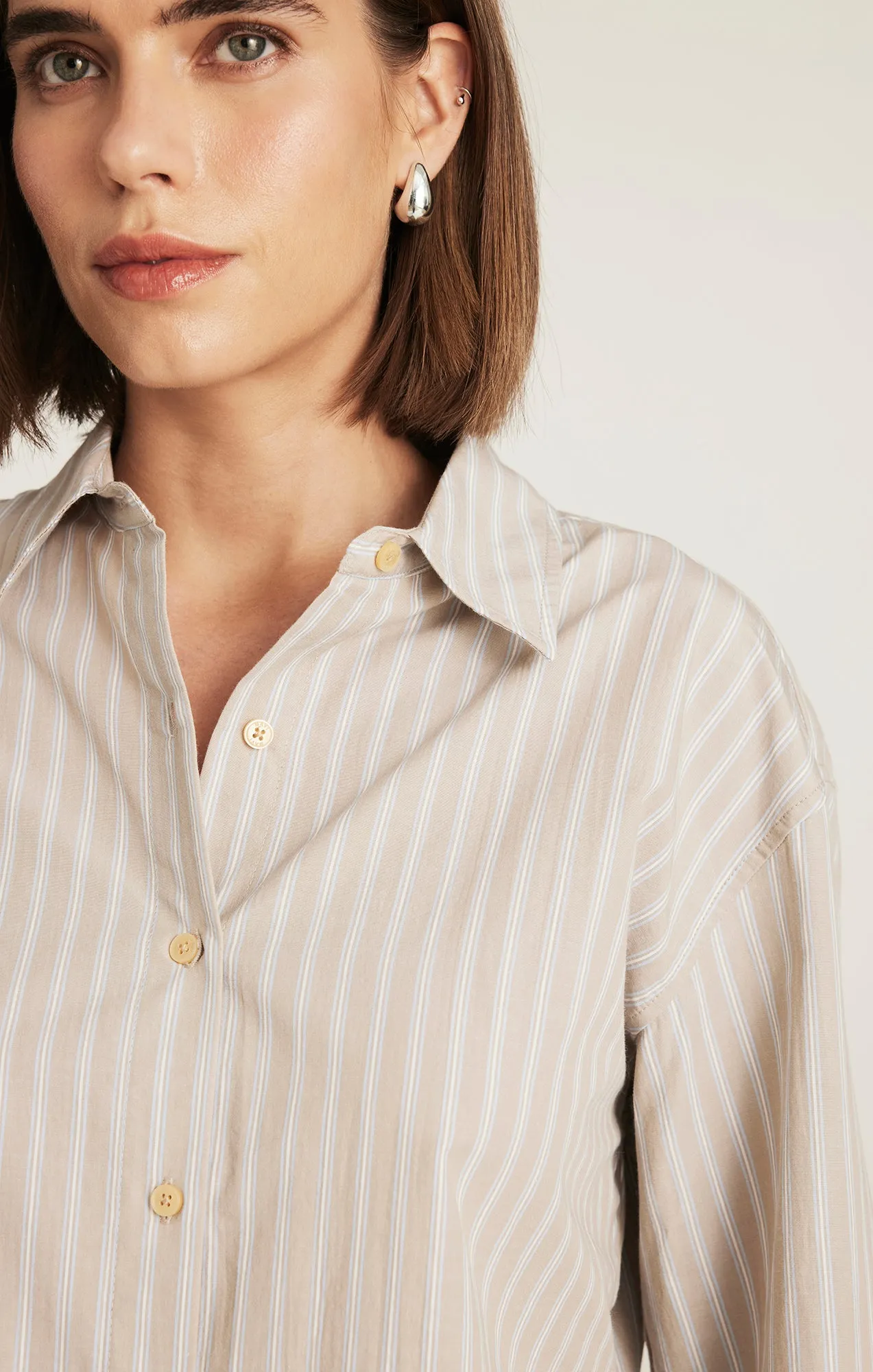 CROPPED LONG SLEEVE BUTTON-UP SHIRT IN BEIGE STRIPE Versatile Layering