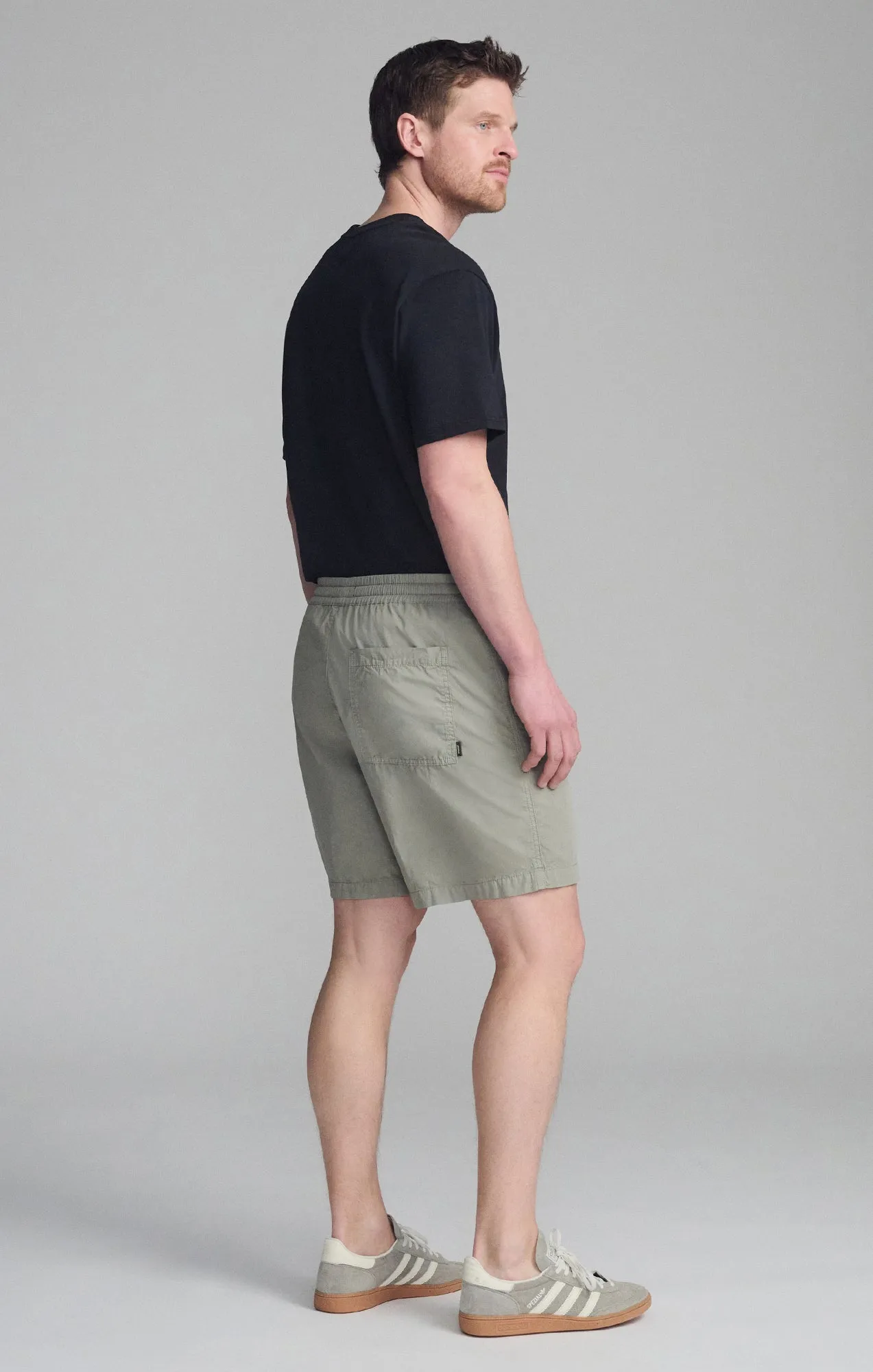No Wrinkle khaki shorts SPORTY DRAWSTRING SHORTS IN SHADOW