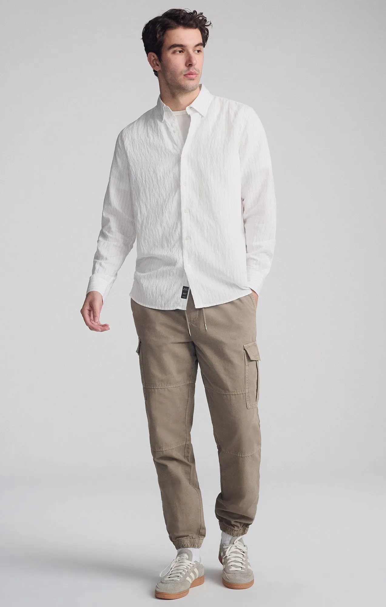 STRIPED LONG SLEEVE BUTTON-UP SHIRT IN BLACK All-Purpose Wear Trendy Fit