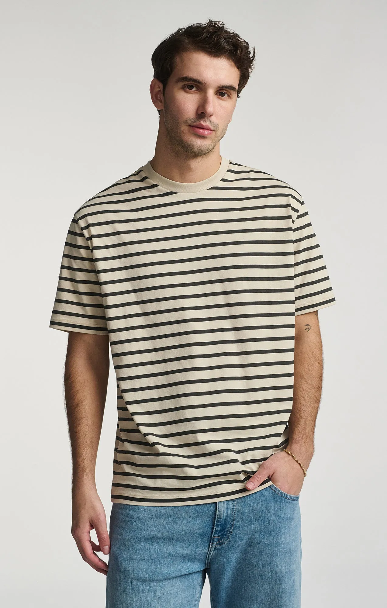 STRIPED SHORT SLEEVE CREW NECK T-SHIRT IN PELICAN Flattering Shape Evergreen