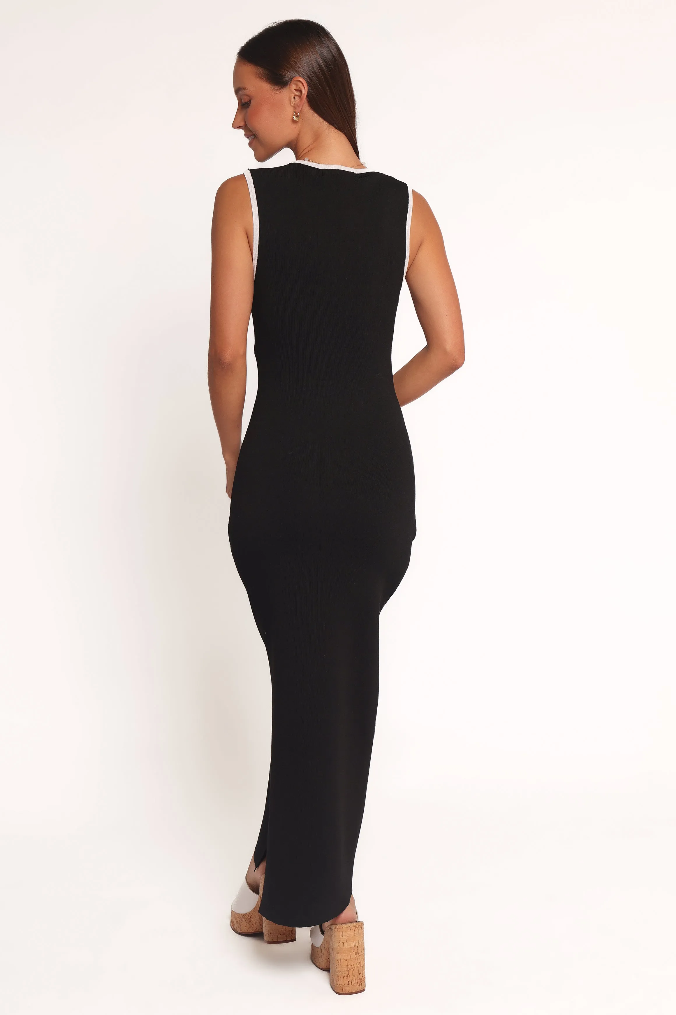 V Neckline Umi Midi Dress - Black