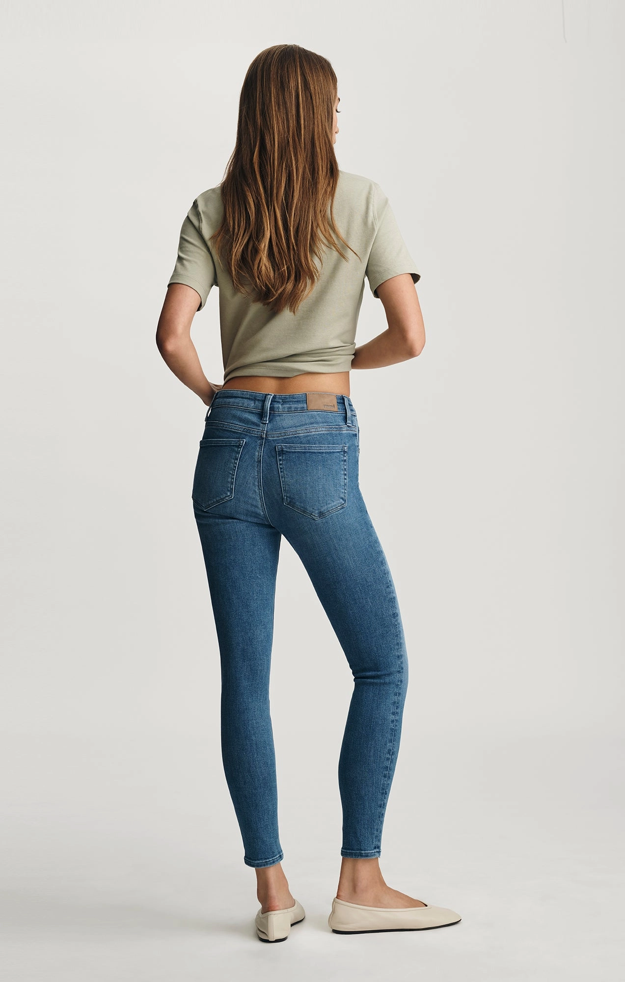 TESS SKINNY IN MID BRUSHED FLEX BLUE Home Comfort Autumn Days Elegant Minimalist Eco Friendly
