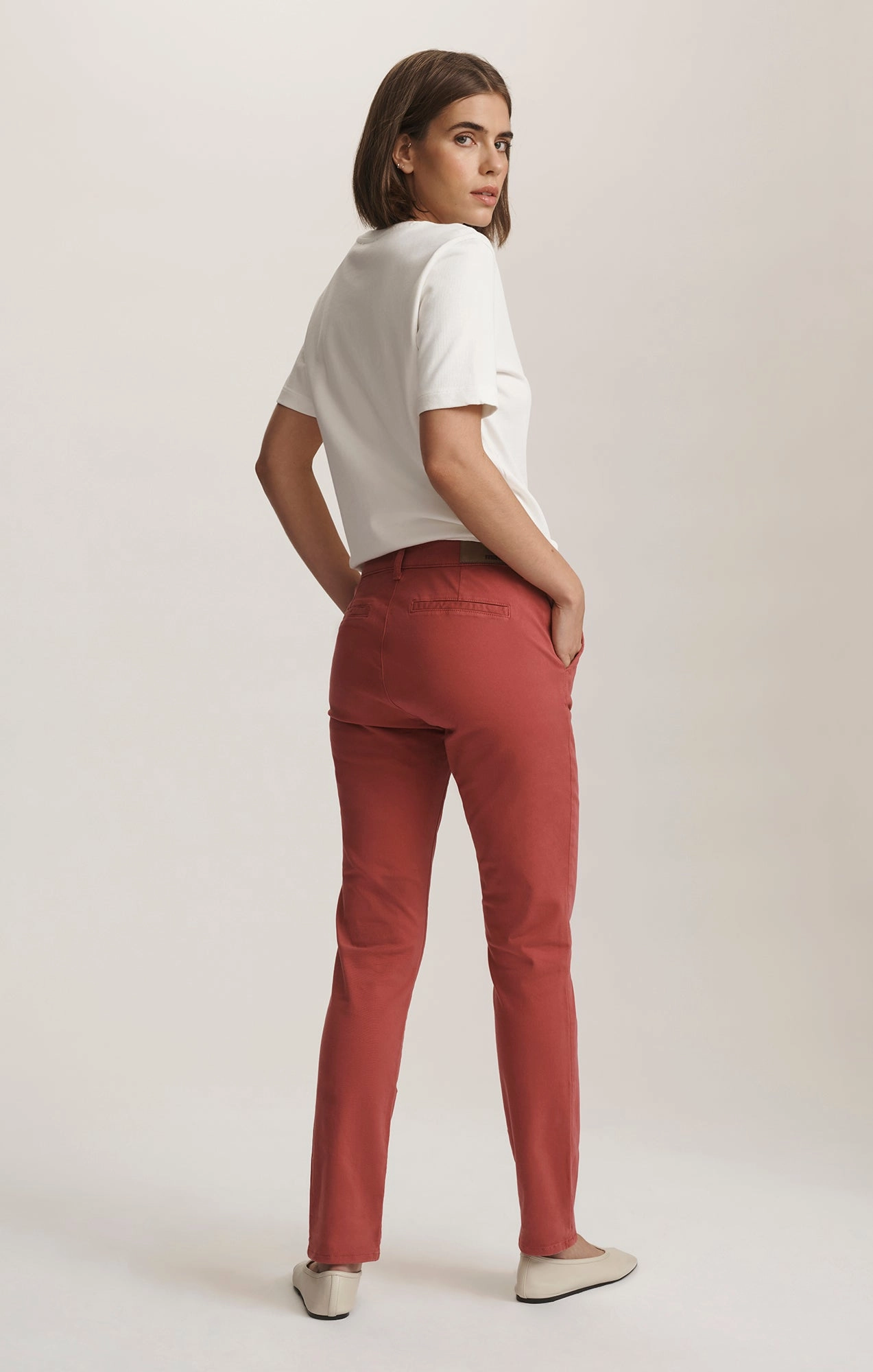 Sleek lines KATHLEEN SLIM BOYFRIEND CHINO IN BUBBLEGUM CASUAL TWILL