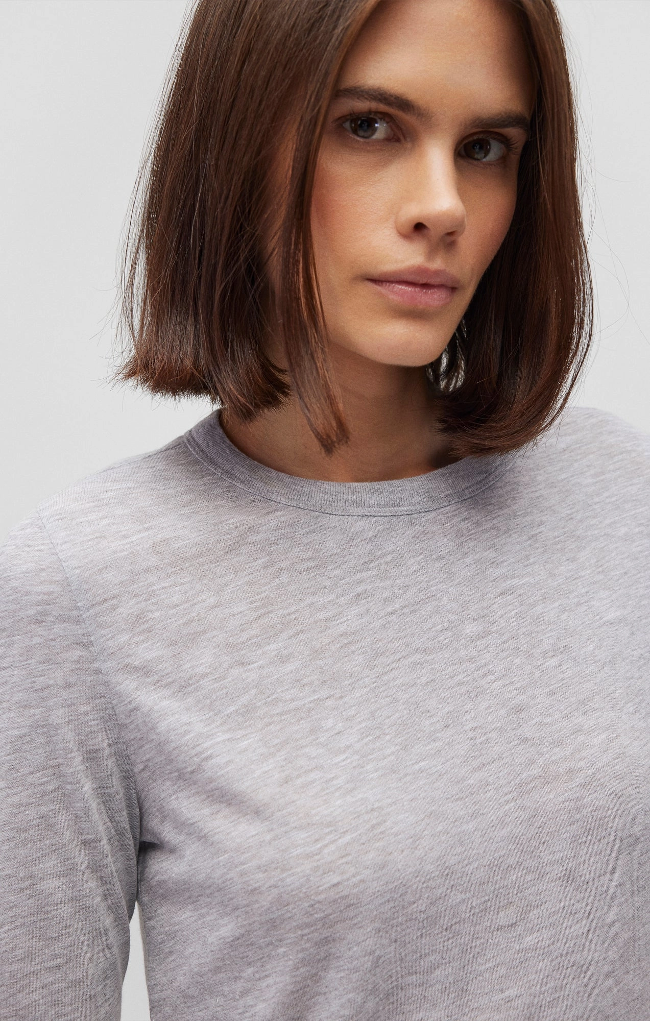 Perfect for Outdoors Adult sophistication LONG SLEEVE CREW NECK T-SHIRT IN SNOW GREY MELANGE